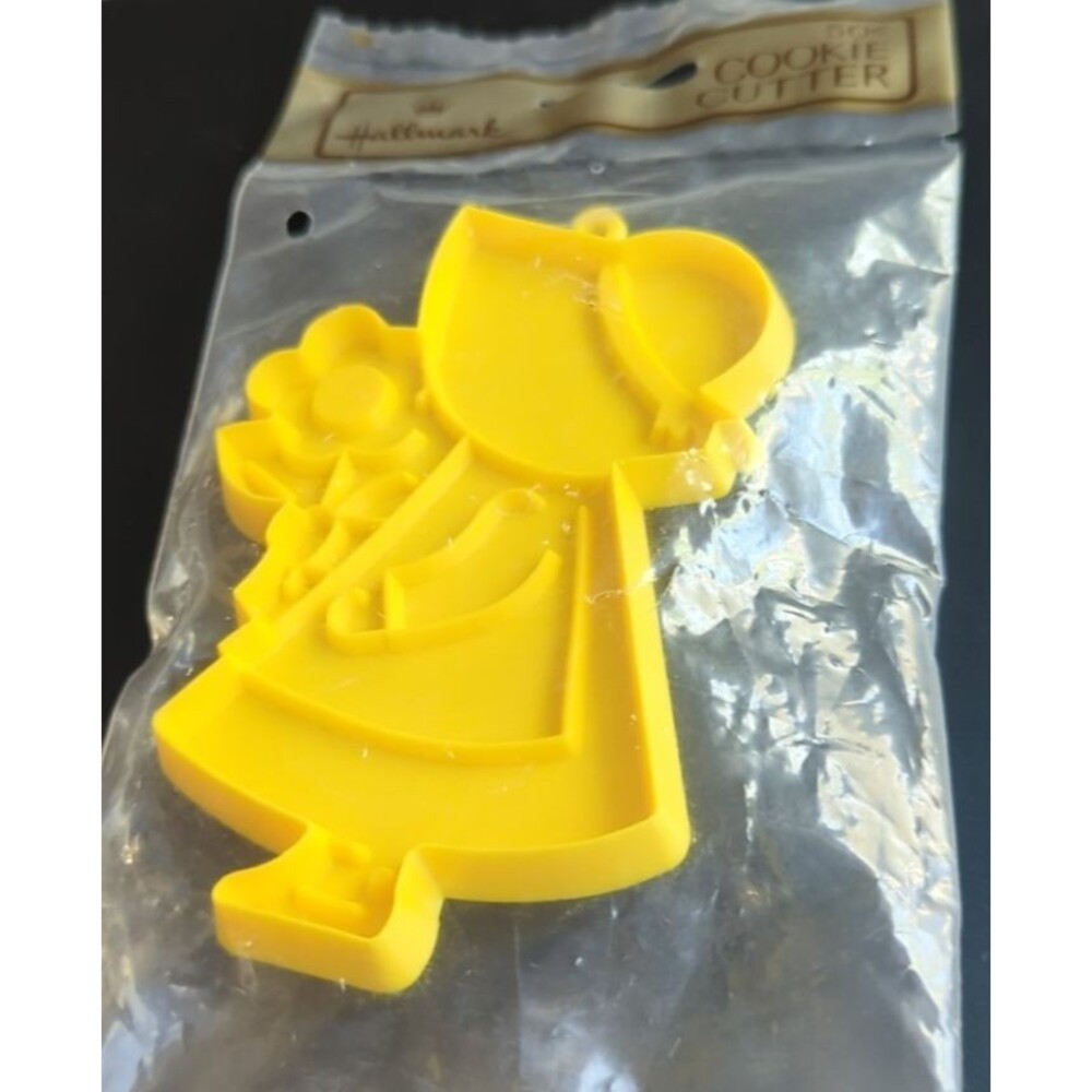 Vintage Hallmark Holly Hobby Cookie Cutter Yellow Plastic Girl Bonnet Flowers 4”